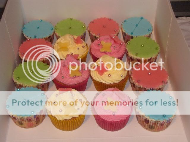 http://i483.photobucket.com/albums/rr198/j-chick_2008/100914cupcakesanne.jpg