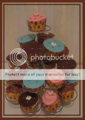 http://i483.photobucket.com/albums/rr198/j-chick_2008/1288348207Ncupcake_toren.jpg